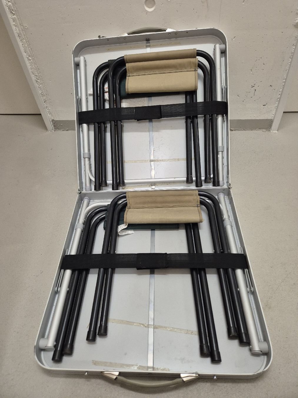 Tende : Quechua Folding Camping Table Set With Two Stools – Usato da Lenzburg venduto da DobrzynM