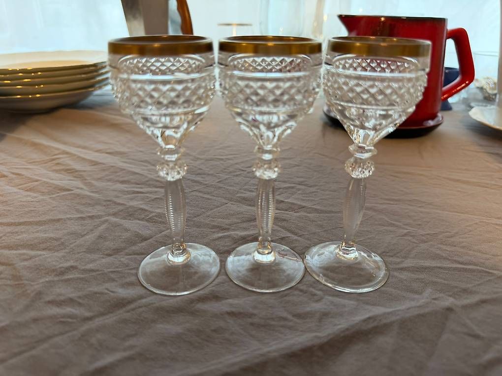 Gläser: Vintage Gläserset mit Glaskaraffe  verschiedene Designs – Gebraucht aus Zürich von cey_fhq6 2