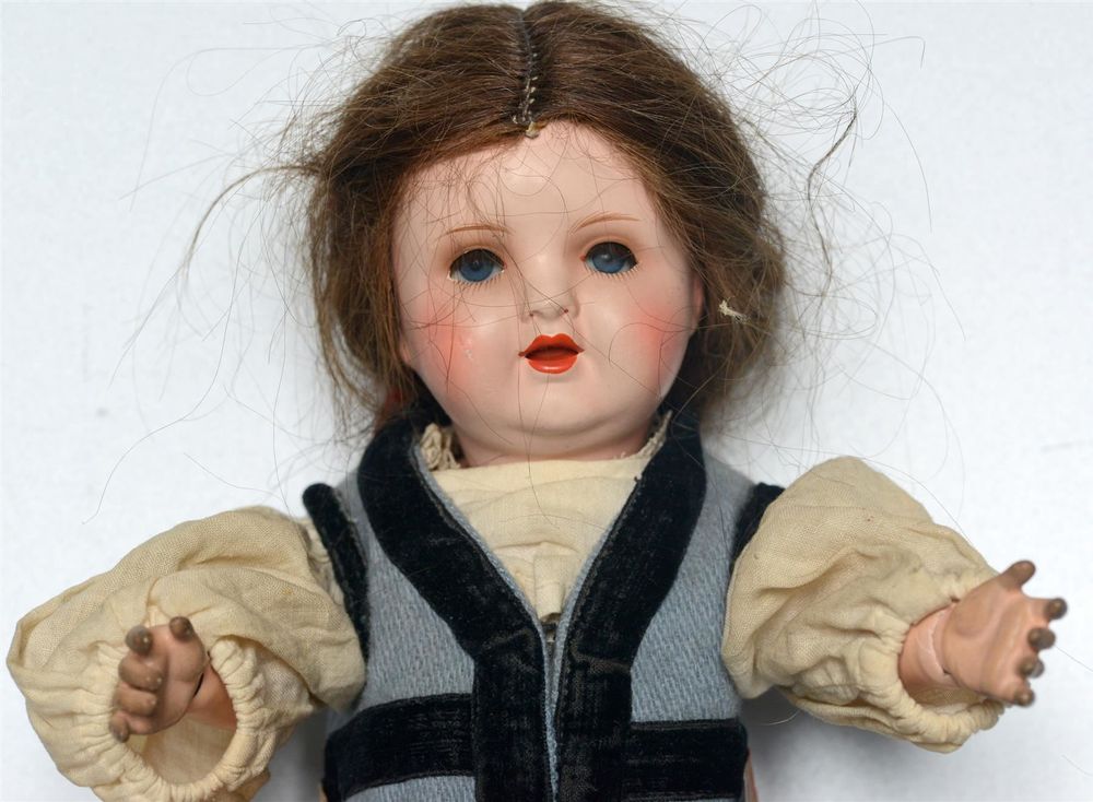 ation Poupée herminie 1850 avec robes et accessoires