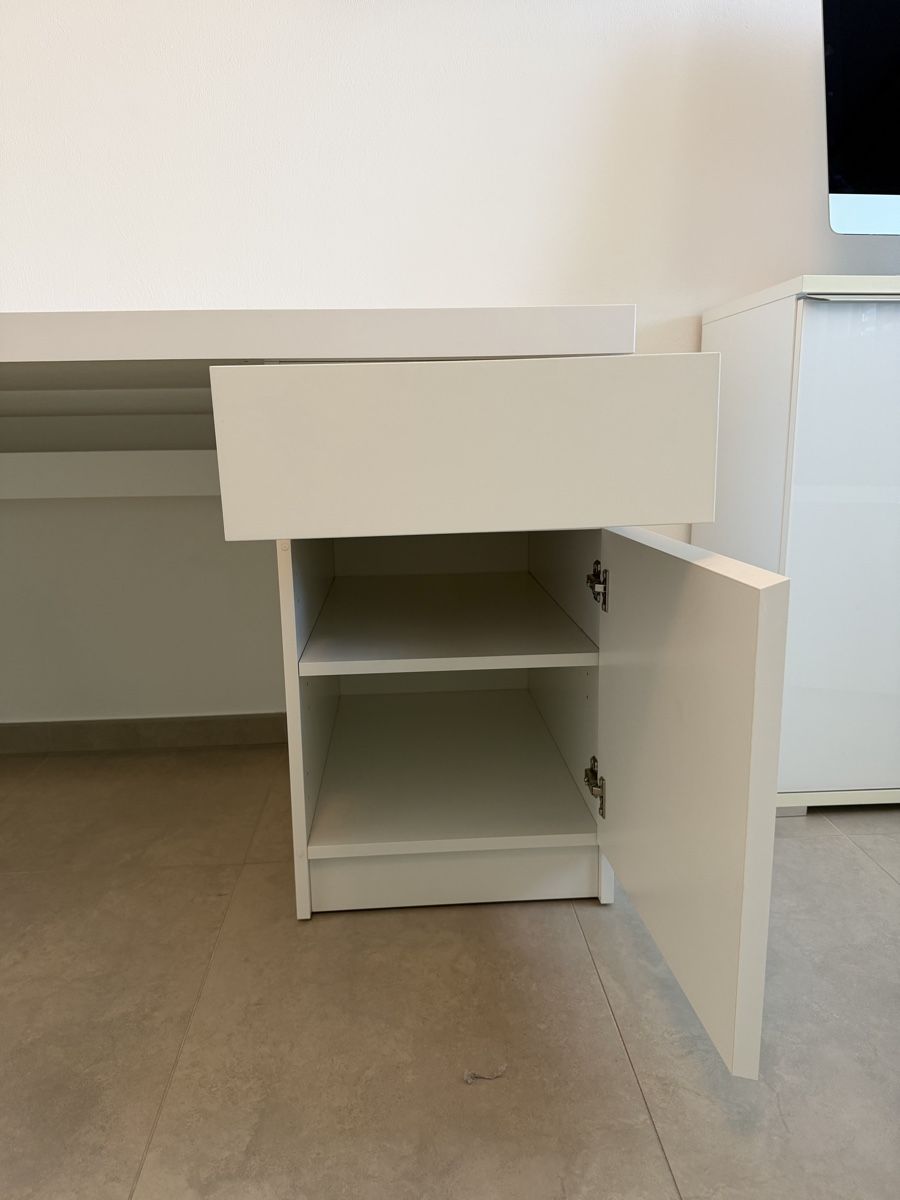 Schreibtische: weißer Schreibtisch mit Schubladen – Gebraucht aus Neuhaus SG von cynlo 2