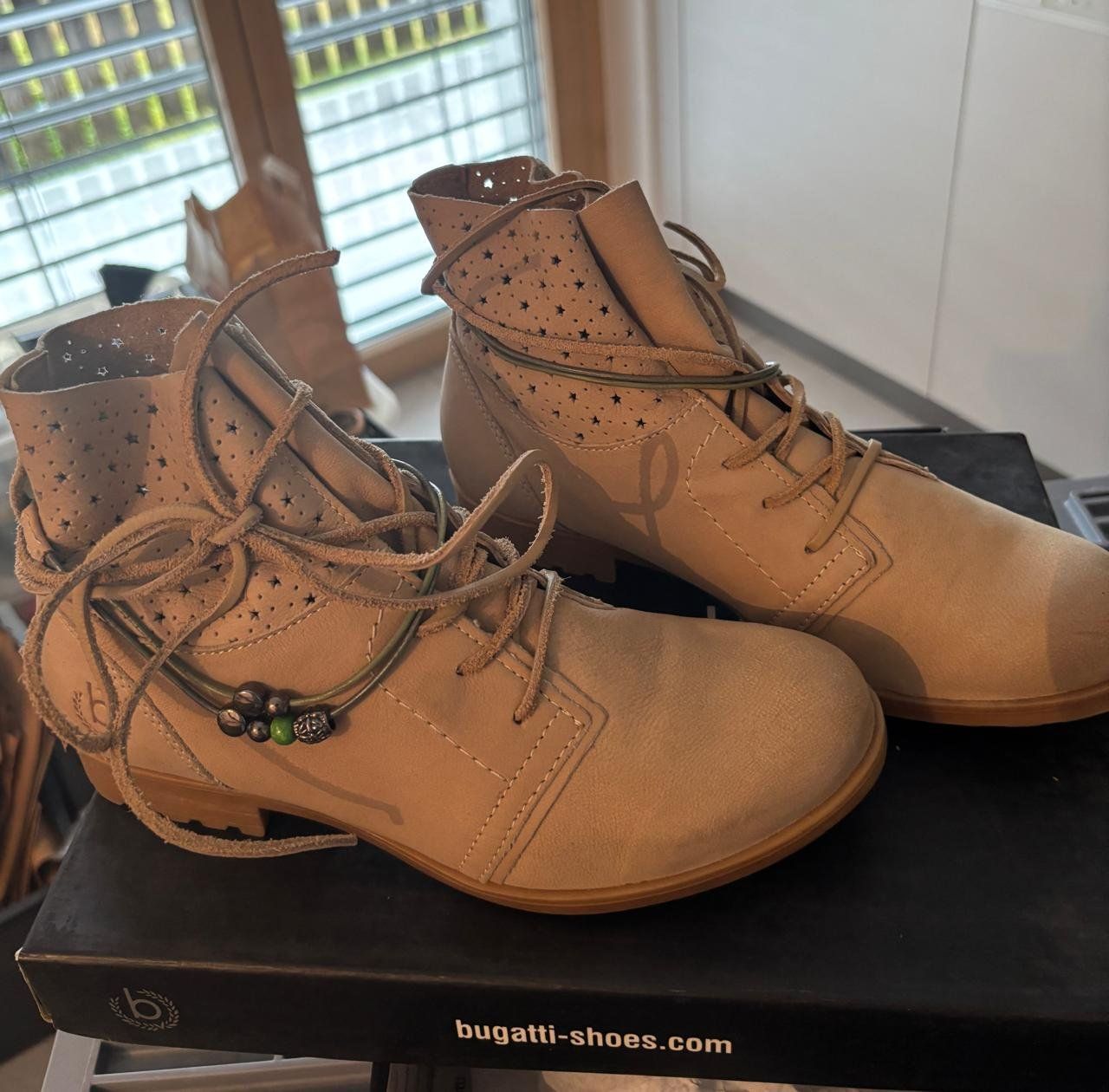 Scarpe da donna: Bugatti Damen Boots, Gr. 37, Farbton: Cream / Weizen – Usato da Ruggell venduto da mar_kl2n