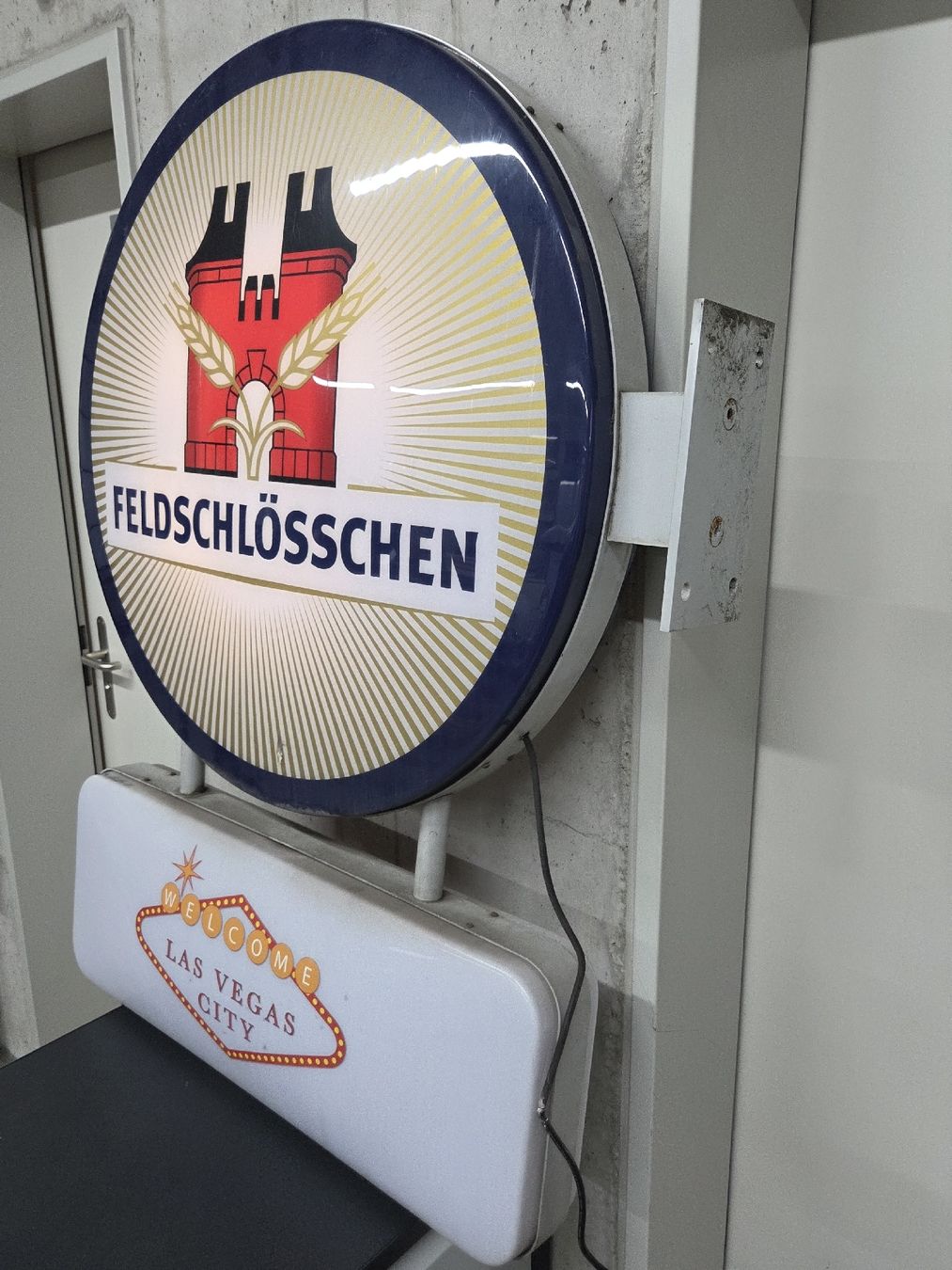 Lampen: Originale Feldschlösschen Leuchtreklame – Gebraucht aus Oberhasli von General-Dealer 2