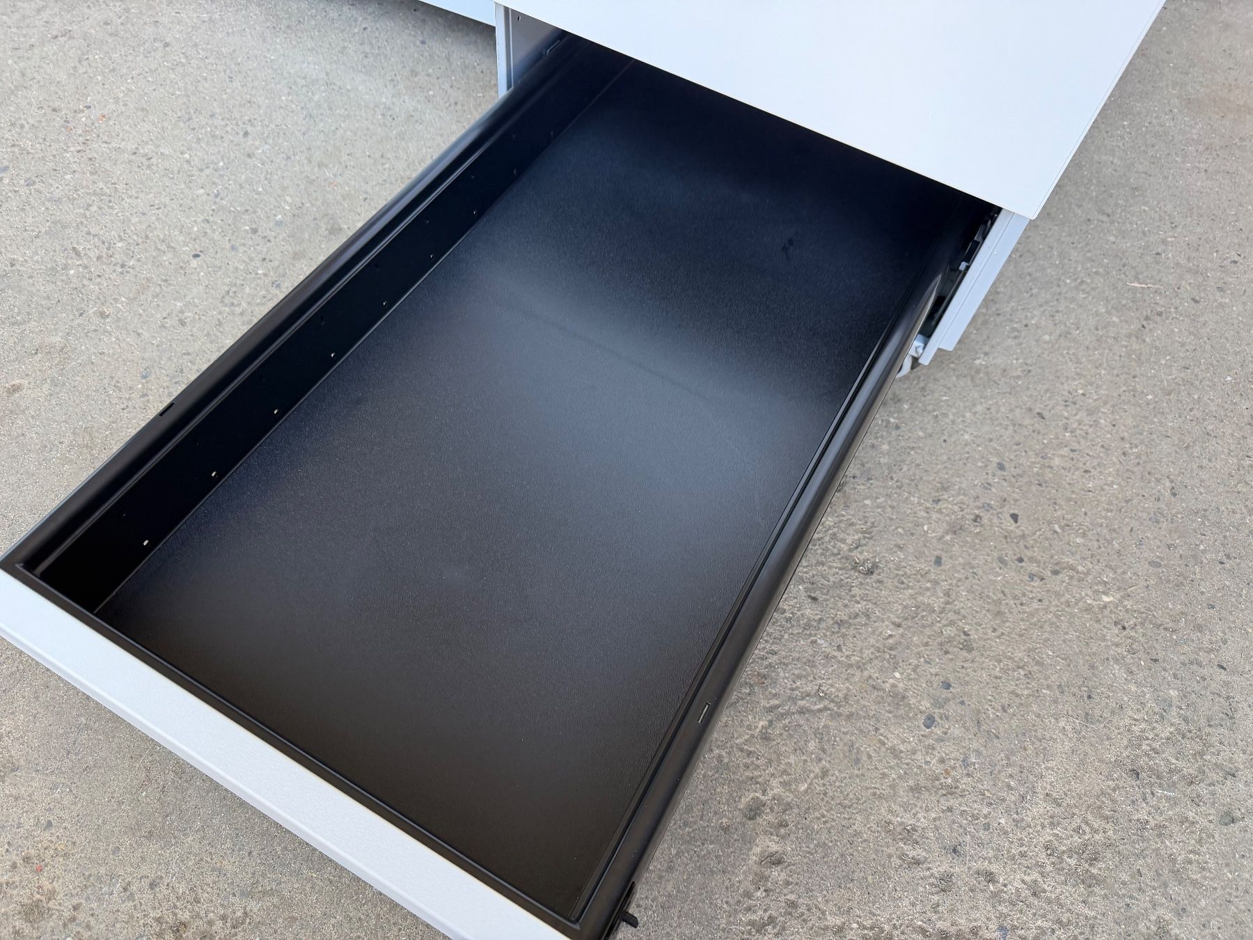 Banconi: neuer Rollcontainer, 4 Schübe, mit Griffnut, hellgrau – Nuovo (secondo la descrizione) da Necker venduto da liq24 6