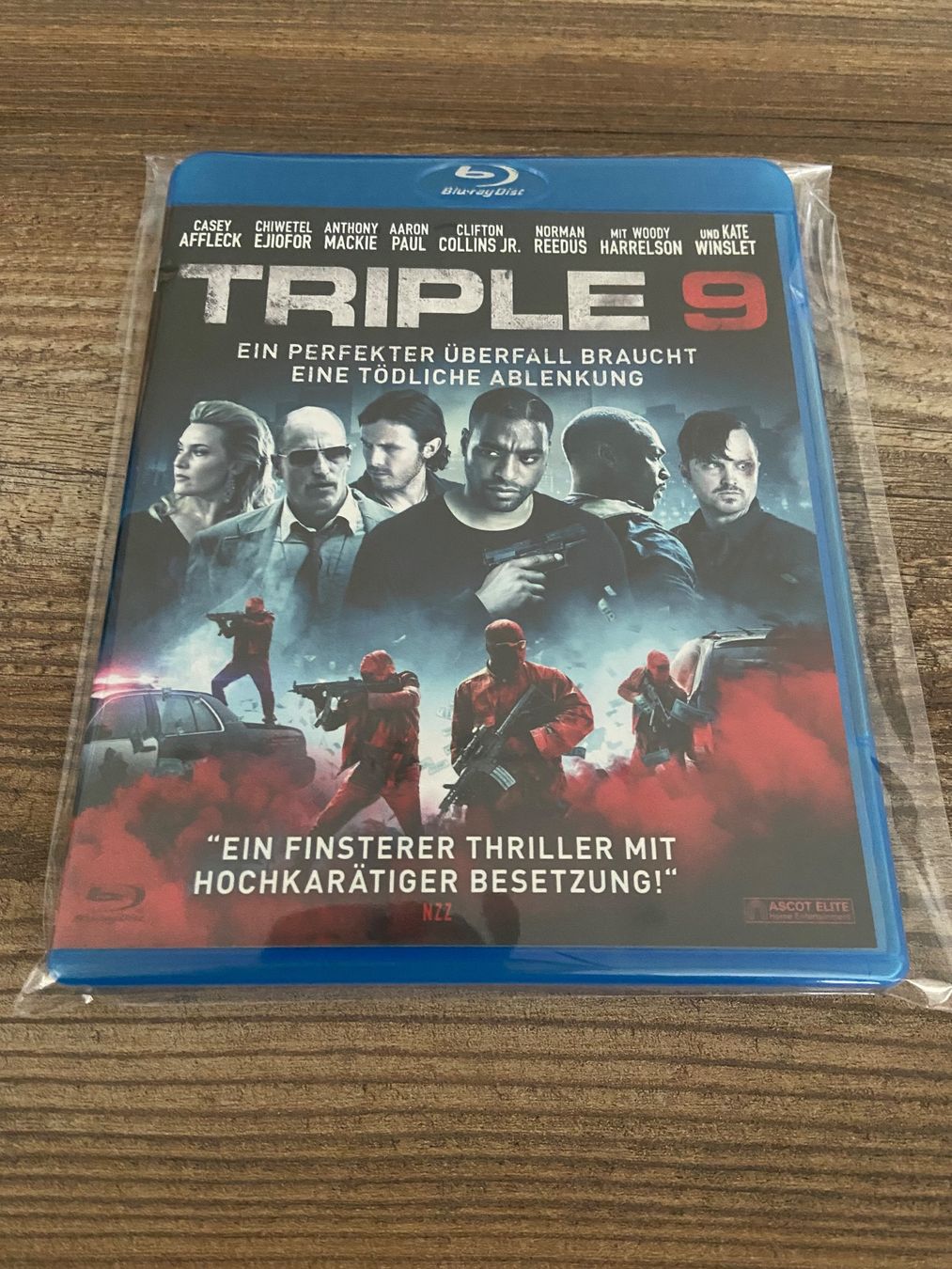 Tutti i DVDs: TRIPLE 9 Blu-ray Top Zustand! – Usato da Hasle LU venduto da P89erni01
