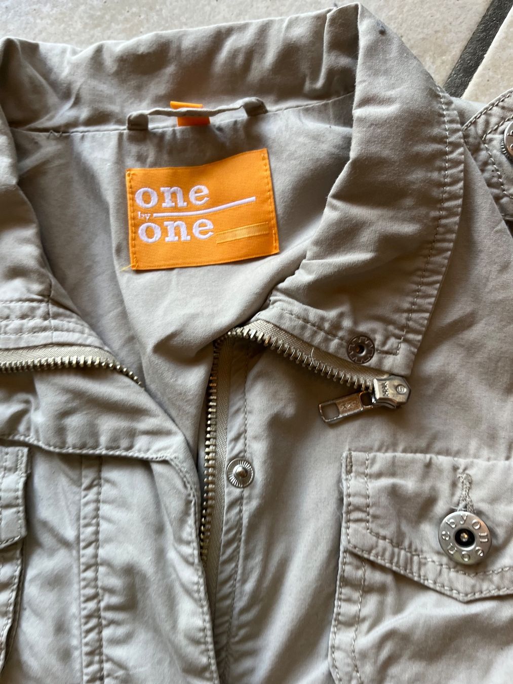 Jacken & Mäntel: Veste 128 fille grise avec fermeture éclair – Gebraucht aus Orpund von Mary8972 9