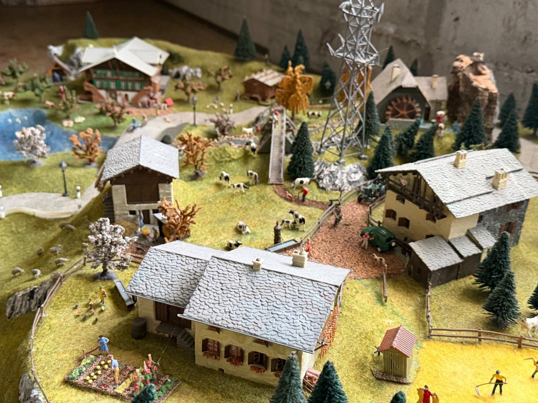 Modellini di ferrovie: Maquette paysage de train HO maison avec éclairage intérieur – Usato da Moutier venduto da Bora33 1