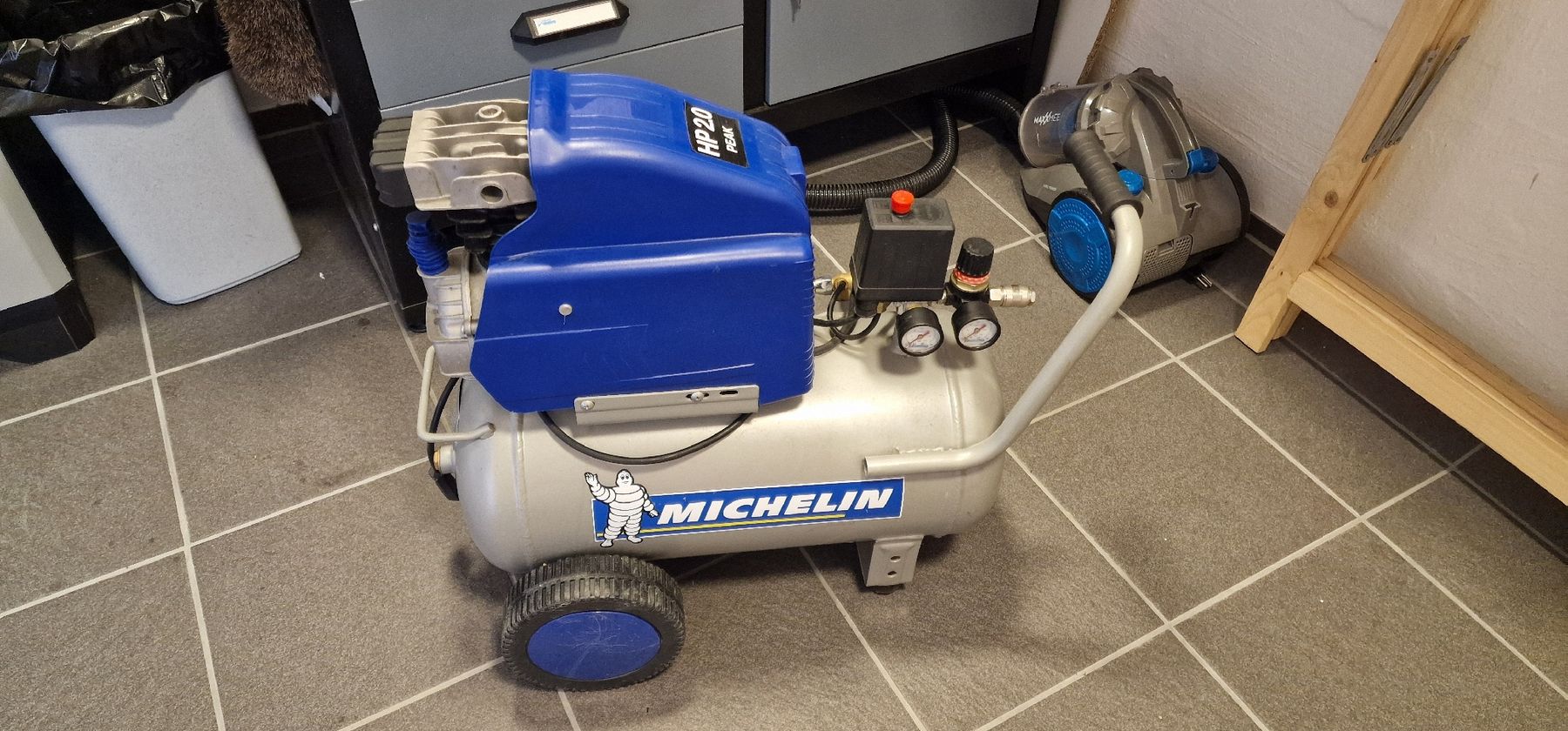 Compresseurs: Michelin Kompressor HP 2.0 Peak 2PS 230V silber/blau – D'occasion à mollis par Aragarn99 1