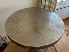 Runder Tisch mit Stuhl