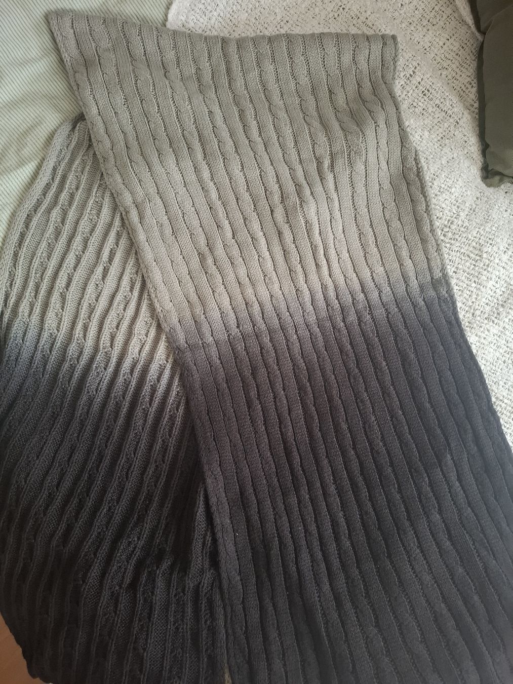 Foulard & Sciarpe: écharpe et bonnet de marque Guess jamais portés – Nuovo (secondo la descrizione) da La Chaux-de-Fonds venduto da emm_9r5v 3
