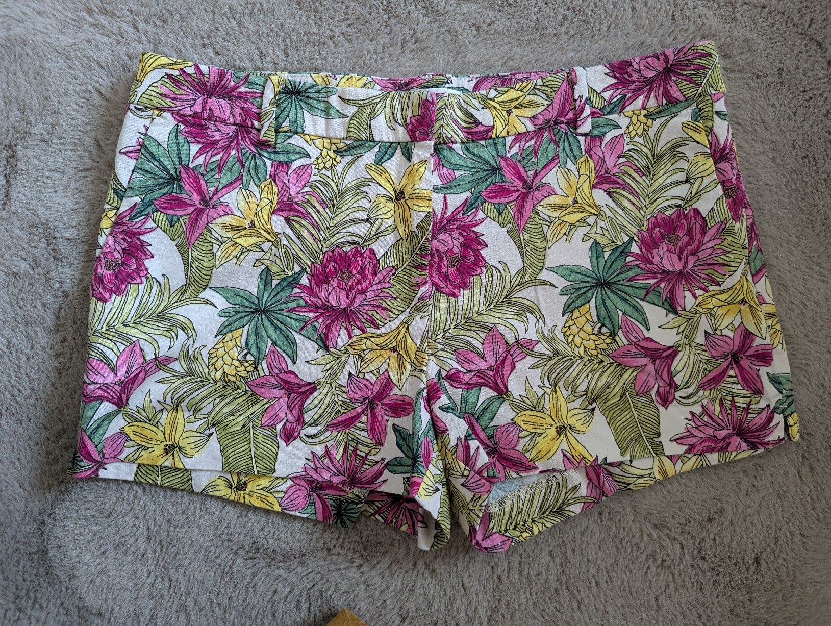 H&M Pantaloni: short fleurs H&M 42 – Usato da Montreux venduto da dem_gyt9