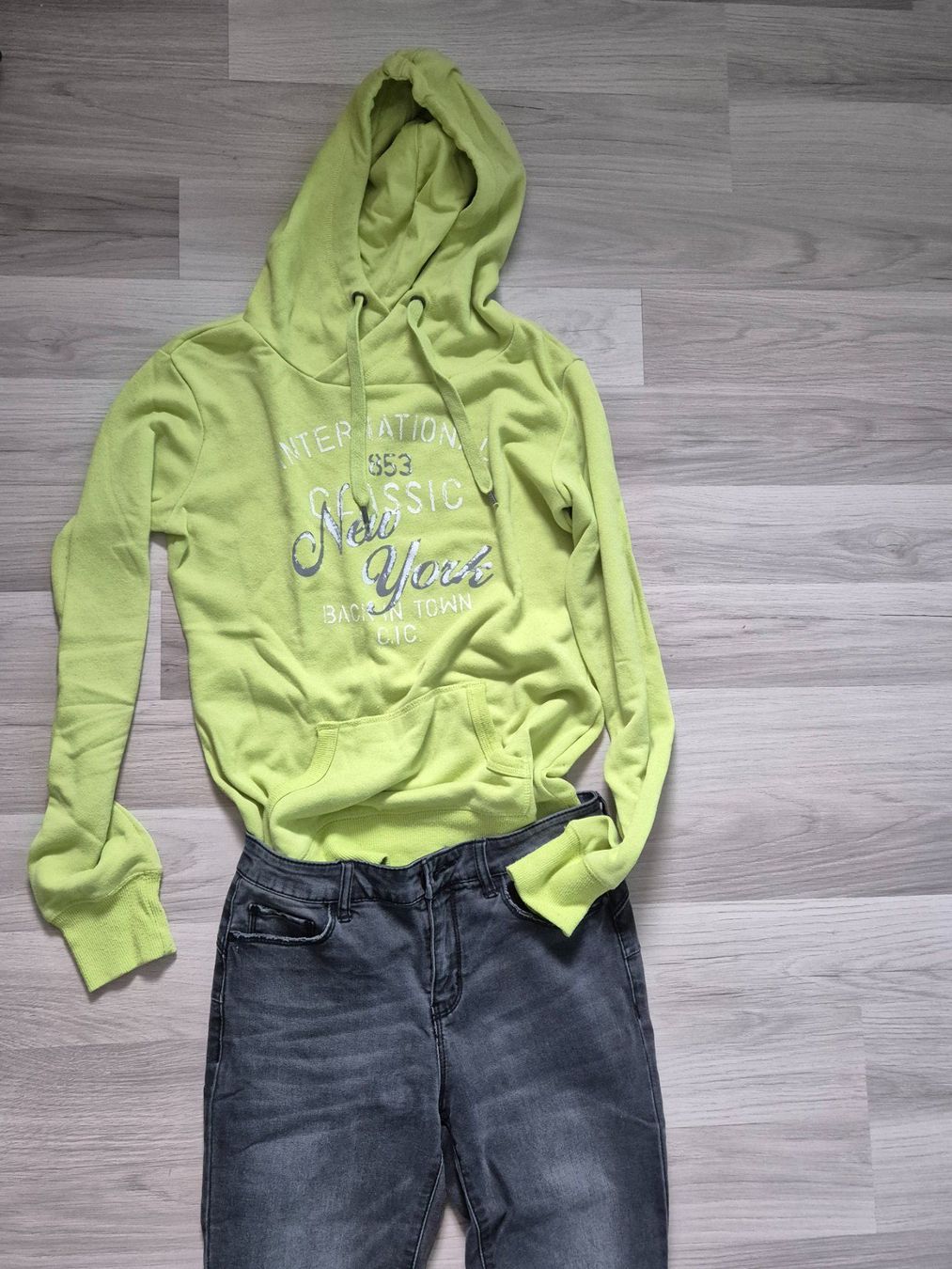 Lotti & Set di vestiti: 2 er Set Jeanshose und Kapuzenpullover Gr.XS – Usato da Abtwil SG venduto da Delfine5 1