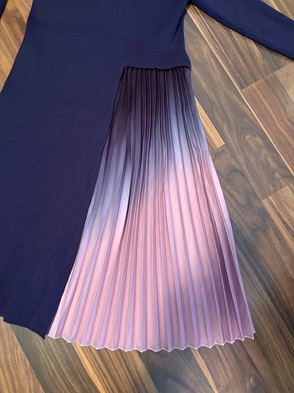 Vestiti: Kleid Strick mit Plisseerock lila – Nuovo (secondo la descrizione) da Wilen b. Wollerau venduto da Posmind 1