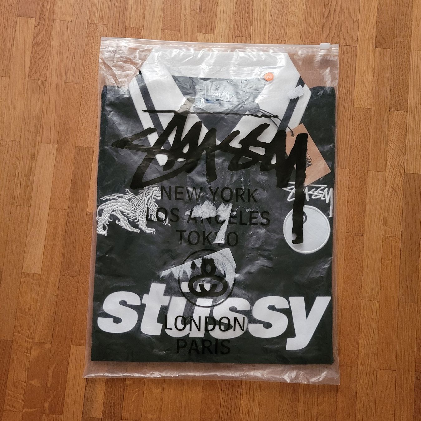 Stüssy Magliette Polo: Stüssy "World Tour" Poloshirt Gr. M – Nuovo e nell'imballaggio originale da Triengen venduto da noa_m5nl 4