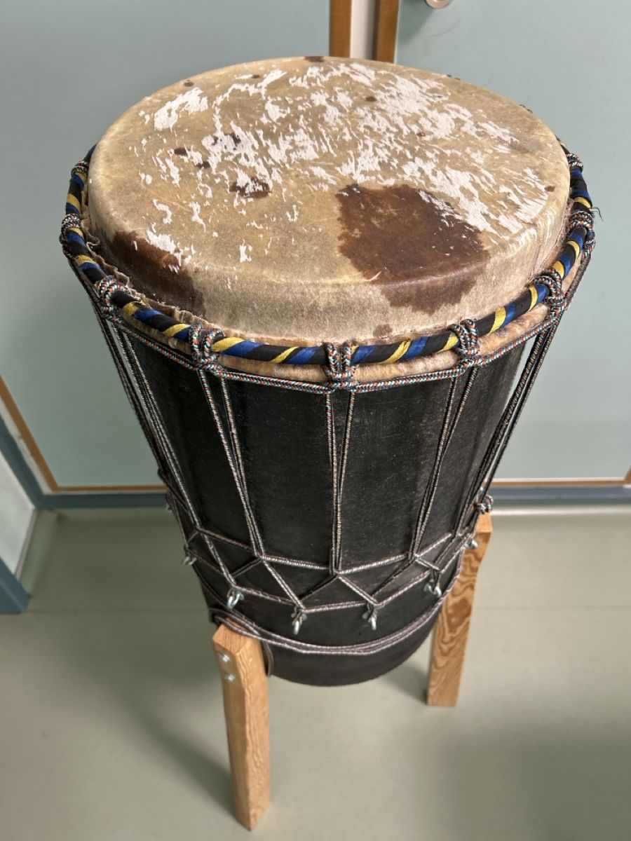 Instruments de musique: Afro Trommel mit Ständer Ethnisch Gebraucht – D'occasion à Zürich par Ricardo-Veteran 3