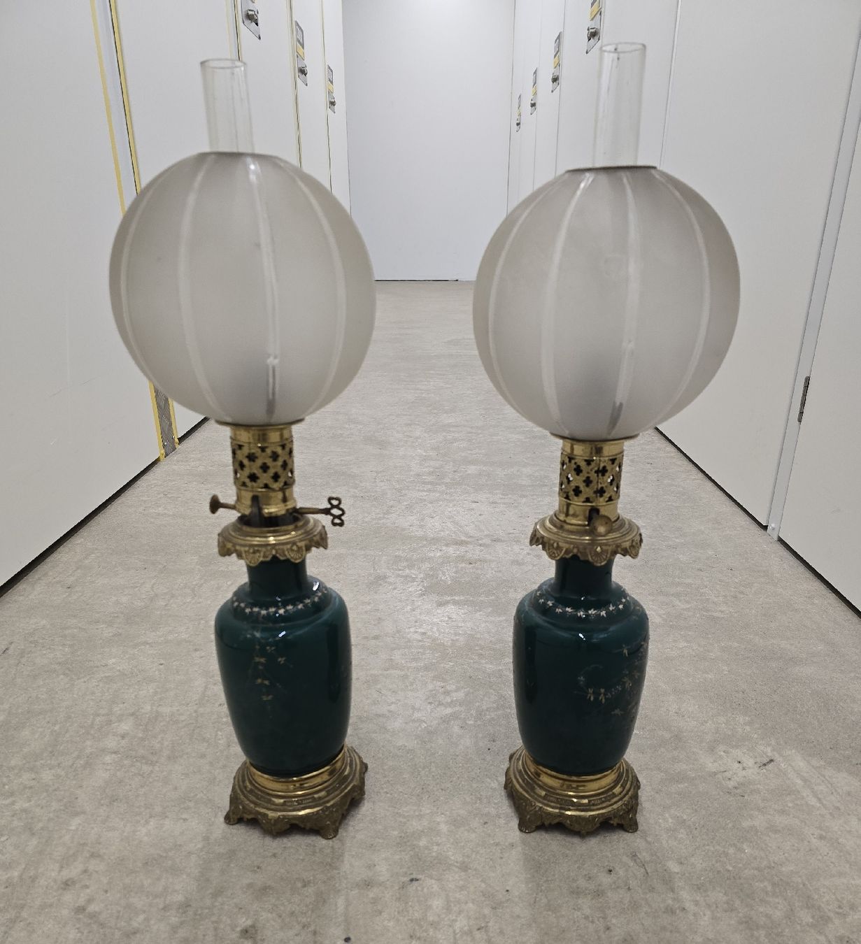 Lampade: Ancienne paire de lampes à pétrole – Usato da Clarens venduto da lucdubois