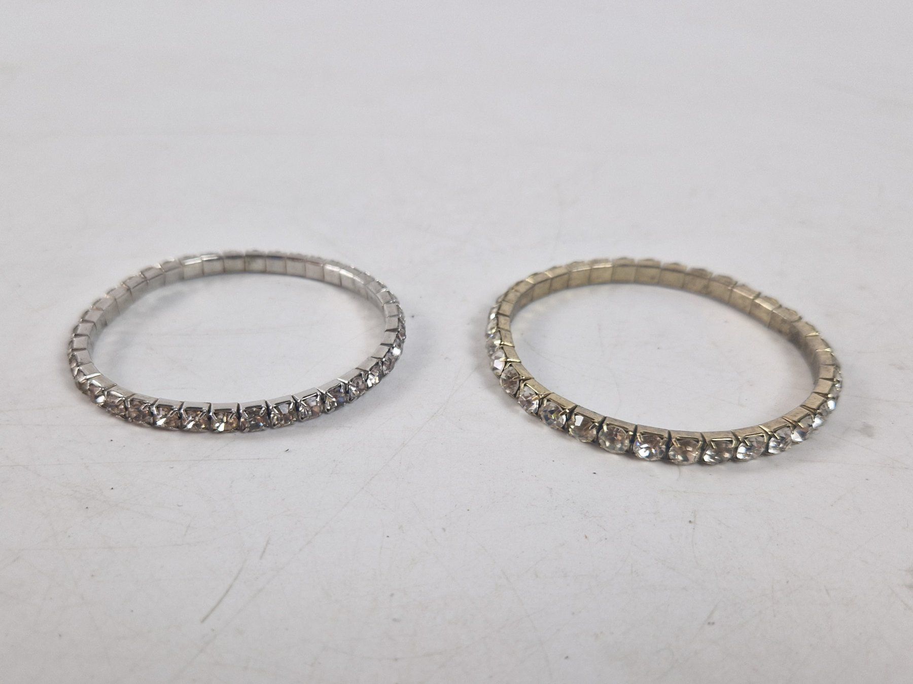 Armbänder & -reifen: Zwei Metallarmbänder mit Kunststoff-Strasssteinen – Gebraucht aus Muhen von Restwert_Muhen 1