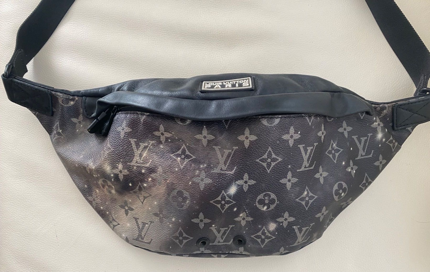 Louis Vuitton Sacs: EYECATCHER - LOUIS VUITTON Bumbag Monogram Galaxy – Neuf (Voir description) à Winkel par ferrari2022