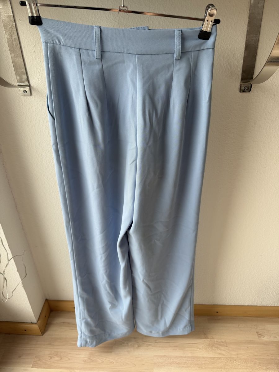 Pantaloni: Blaue luftige Stoffhose – Usato da Röschenz venduto da Roxywittlin 1