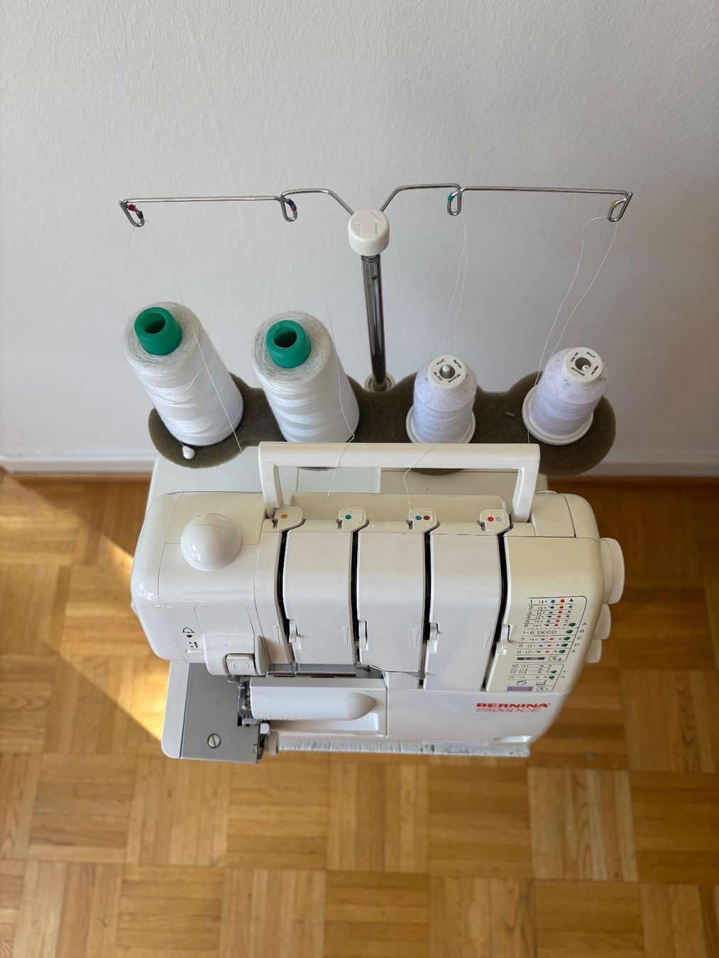 Bernina Macchine da cucire: Bernina 2500DCE Overlock Nähmaschine – Usato da Basel venduto da dontgettired 3