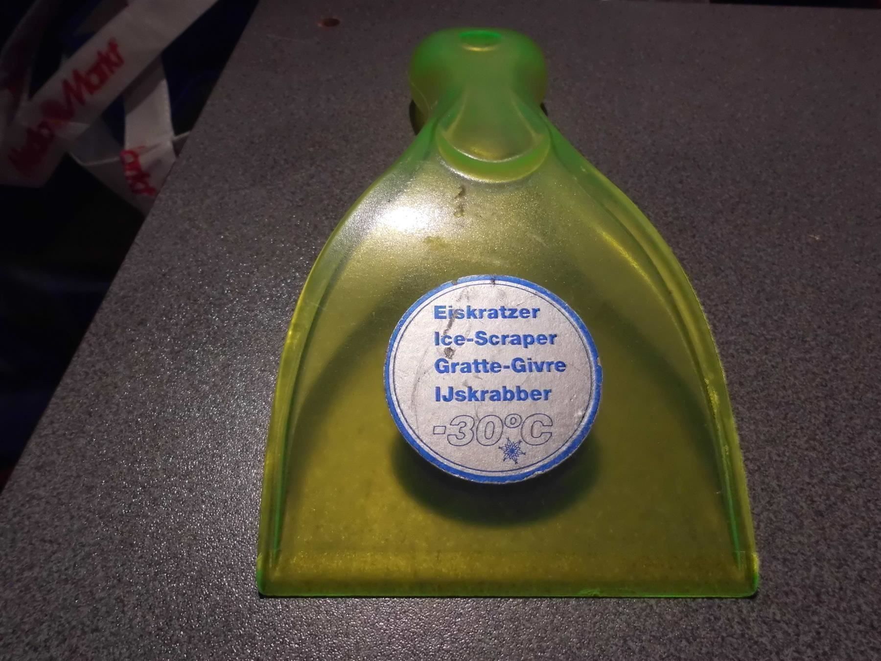 Alle Werkzeuge: Eiskratzer, gelb – Gebraucht aus Zürich von Motzkuh