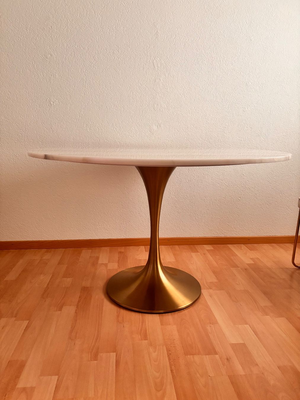 Tavoli: Hochwertiger, runder Designer-Esstisch mit Marmorplatte – Usato da Neuenegg venduto da dim_mqb5