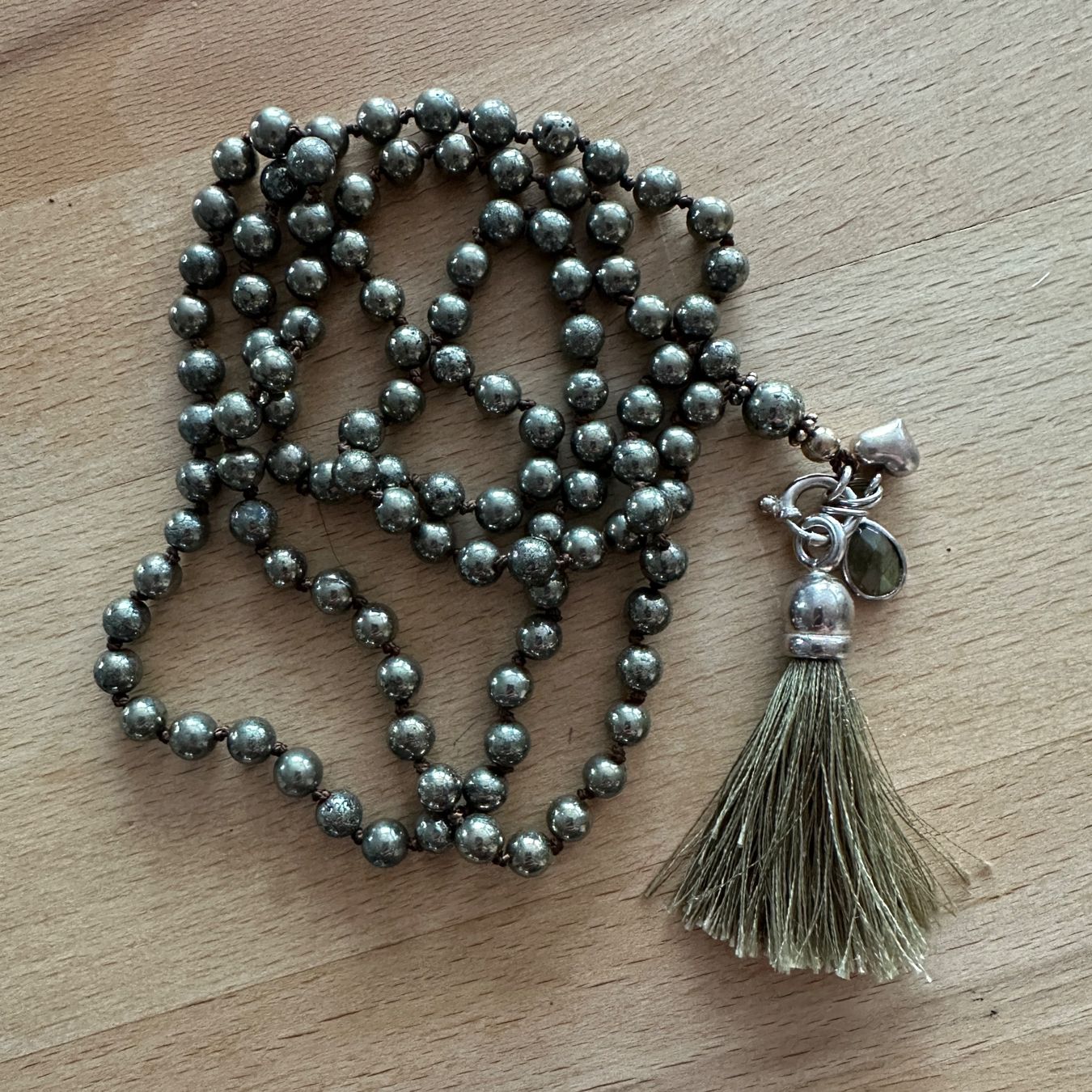 Catenine: Mala mit Pyrit und abnehmbaren Charms – Usato da Sax venduto da kaulquappe01