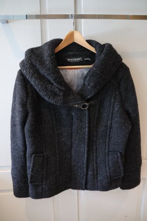 Dunkelgraue Wolljacke mit Kapuze