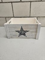 weisse Holzkiste mit Stern