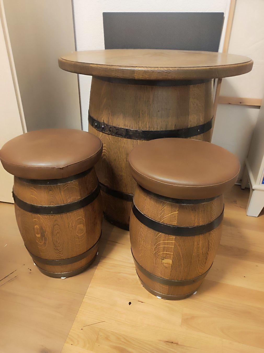 Set di tavolo e panche: Weinfass Tisch mit 2 Barhocker Rustikal – Usato da Watt venduto da MG_Products