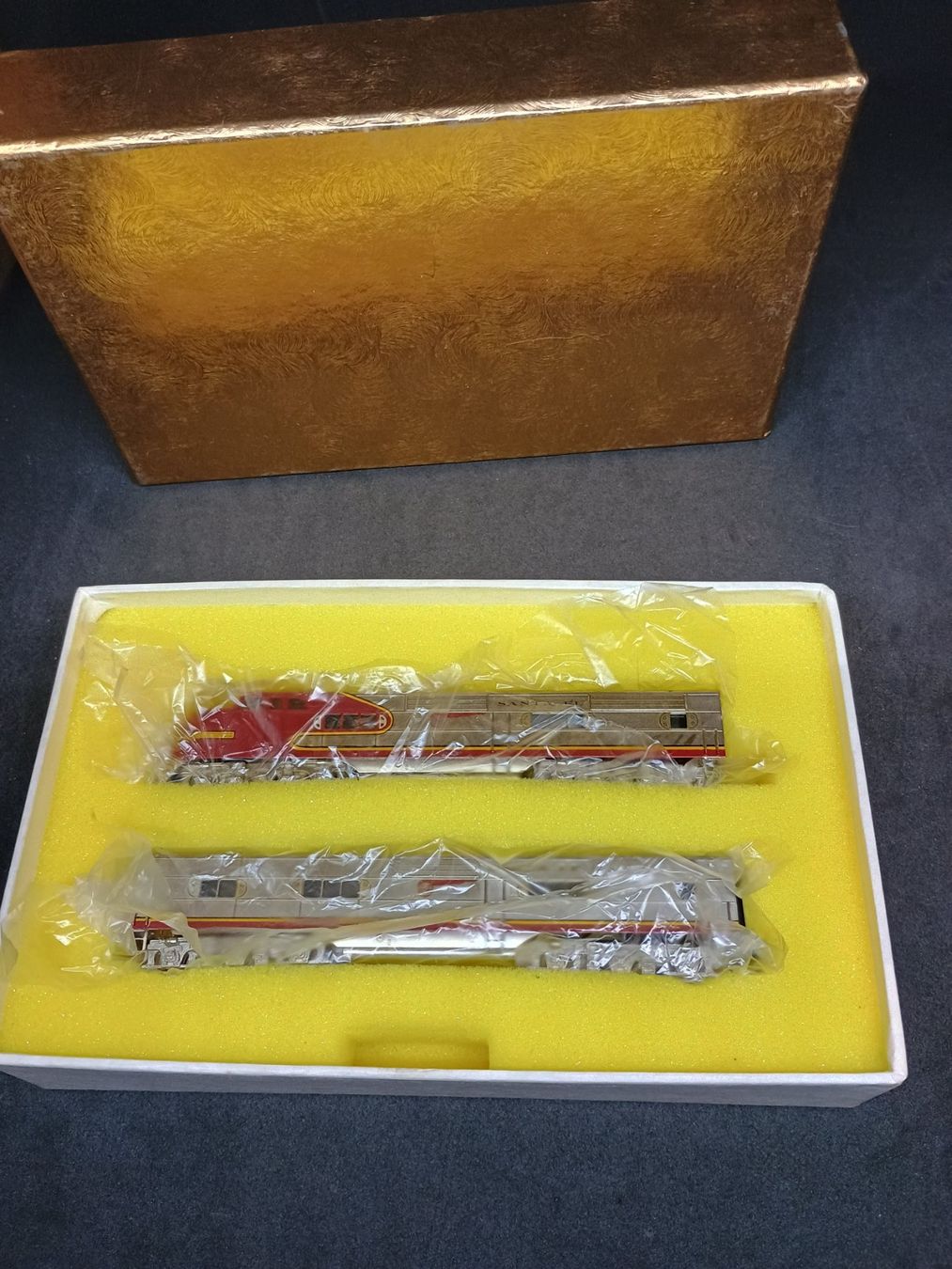 Modellini di ferrovie: Spur N KMT EMD E1 A und B "Santa Fe" – Usato da Bätterkinden venduto da hob_6b8x 6