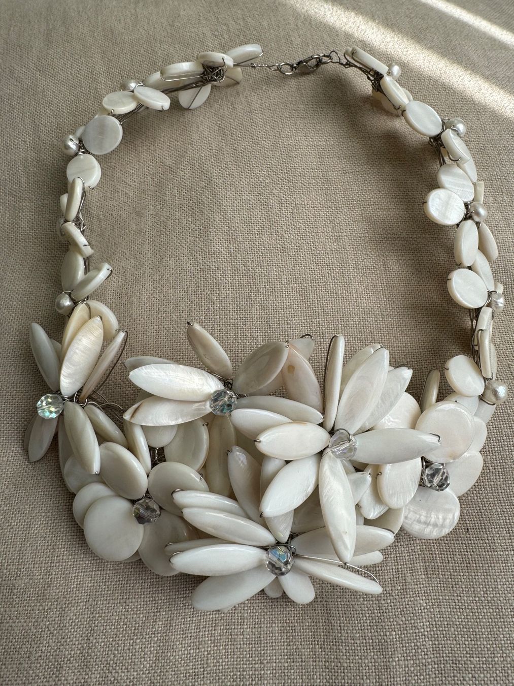 Ketten: Halskette mit Blumen aus Perlmutt weiss – Neu (gemäss Beschreibung) aus Brütten von Rod816 1