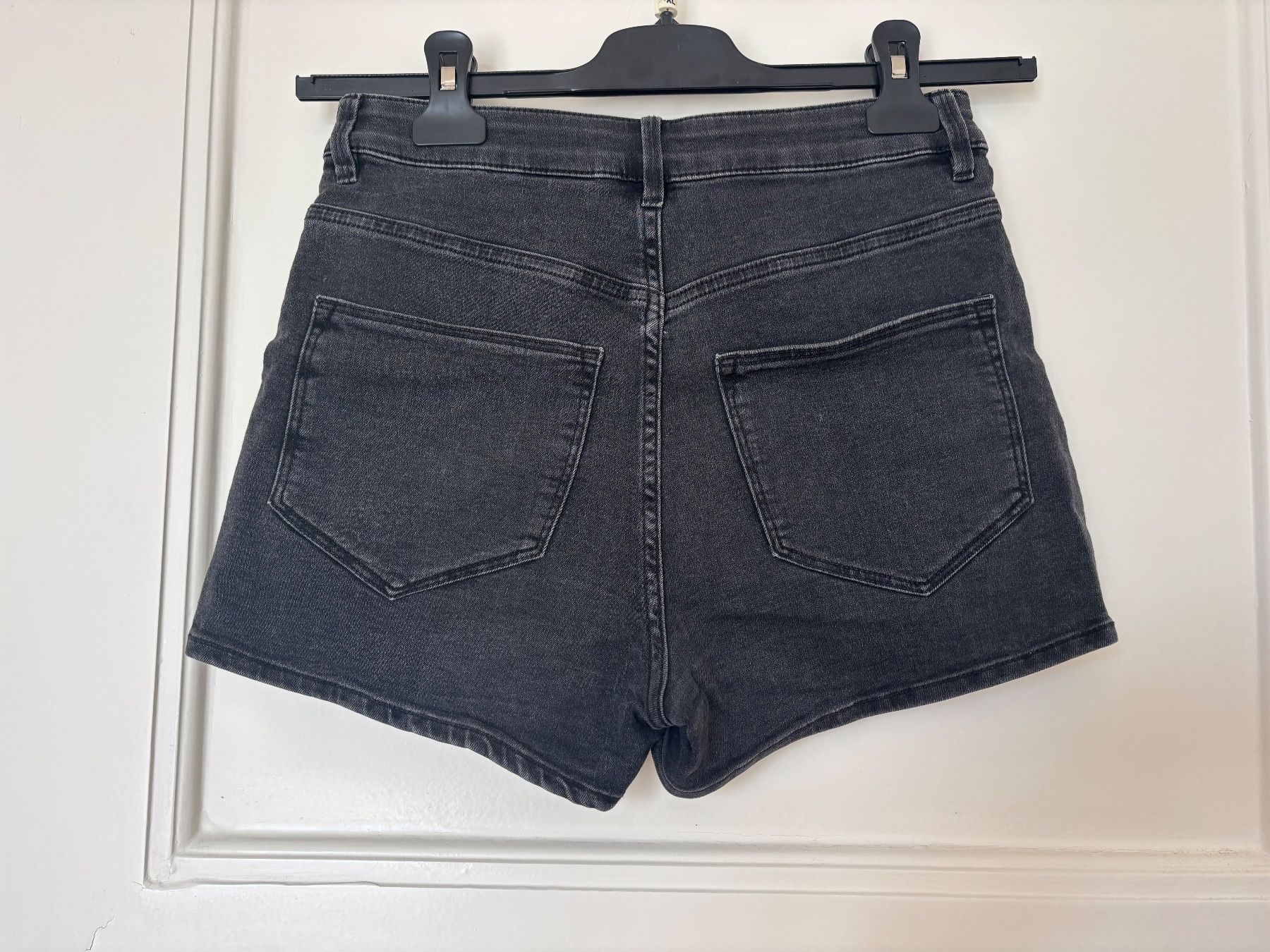 H&M Pantaloni: Mini short noir – Usato da Lausanne venduto da line_2kpd 1