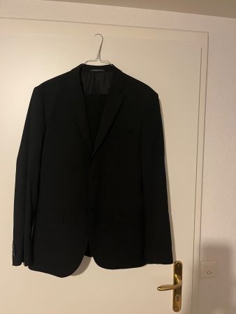 Costume H&M noir, taille 42/44, parfait pour la saison!