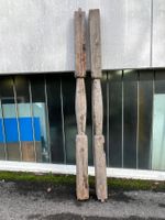 ein Paar zierliche historische Holzsäulen in gutem Zustand