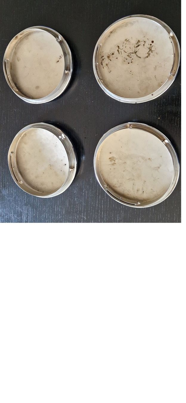 Tutti pezzi di ricambio auto: 4 Radkappen / Felgendeckel Chrom Oldtimer – Usato da Jona venduto da stereg 1
