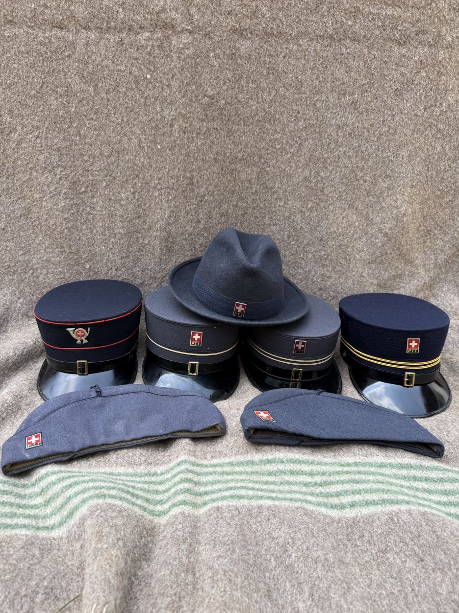 La Poste Uniformes: Lot couvre-chefs de la poste  – D'occasion à Fribourg par Ardoffel