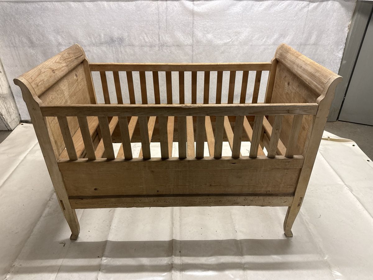 Betten: Altes Bauern Holzkinderbett  – Gebraucht aus Grenchen von swiss.antiques