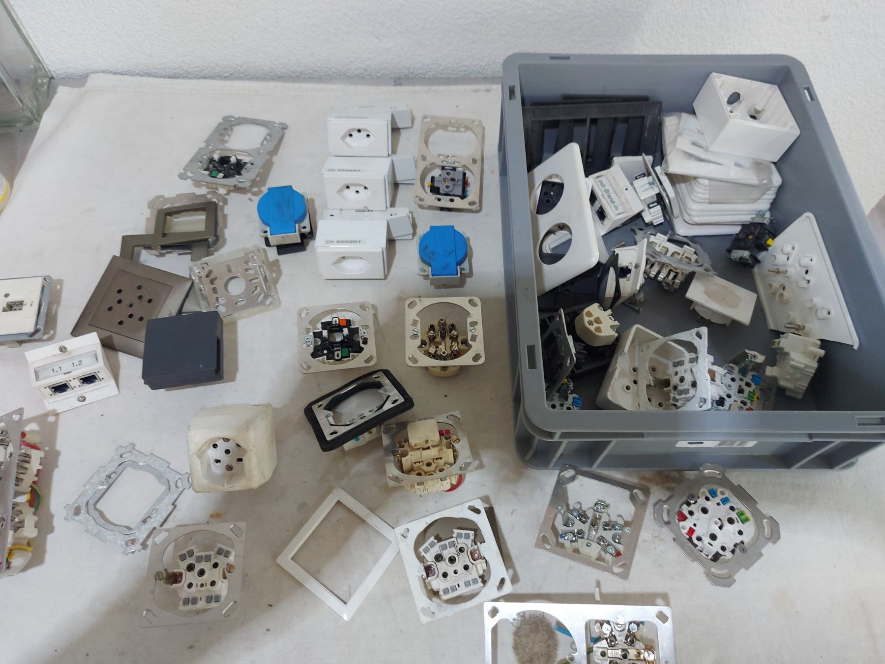 ABB Spine: Lichtschalter und Steckdosen  (17) – Usato da Rheinau venduto da profitronic.shop 1