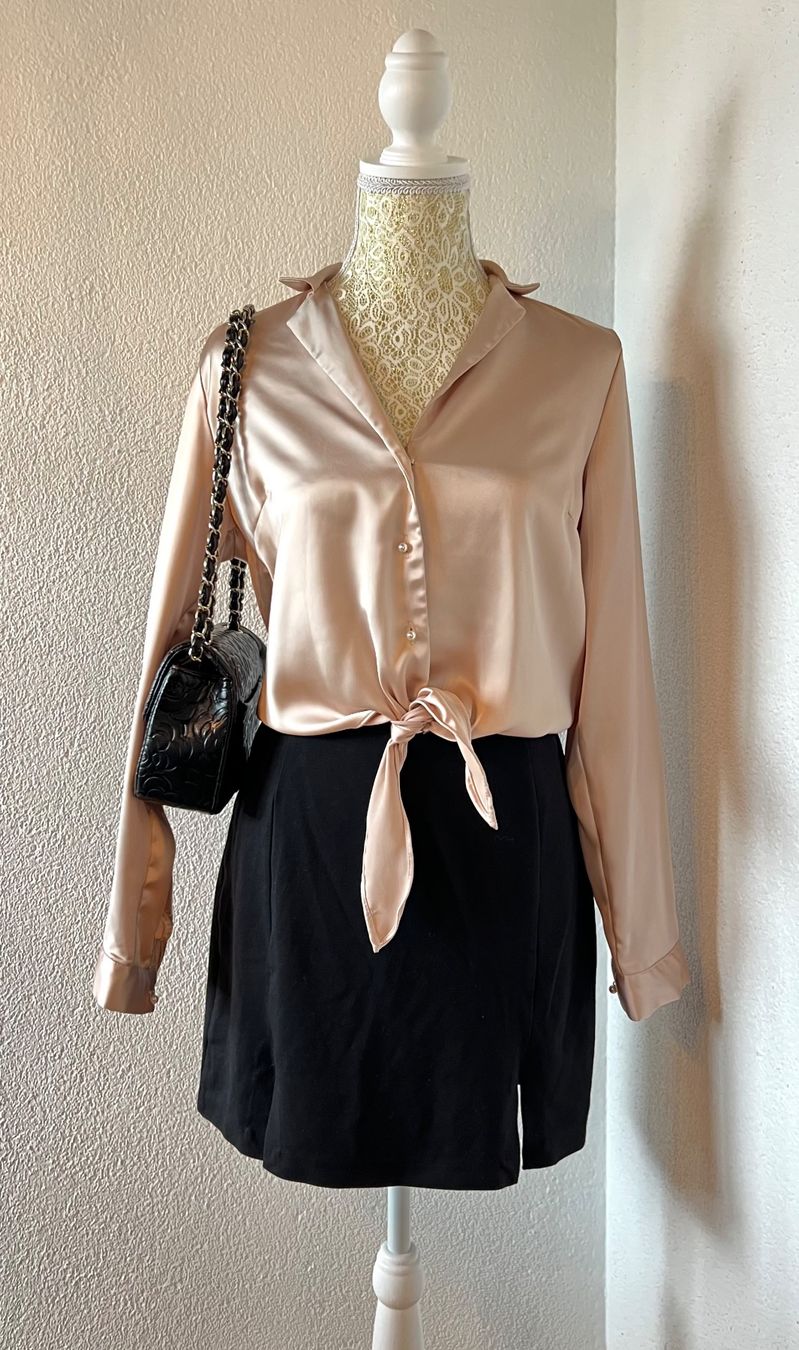 Camicette: Silk blouse with tie front detail – Usato da Otelfingen venduto da houseofstae