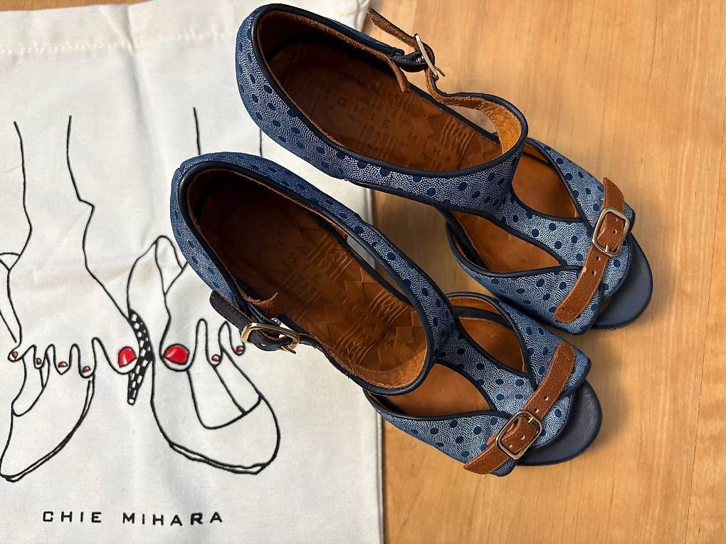 Chie Mihara Scarpe da donna: Blaue High-Heels von Chie Mihara Gr. 36.5 – Usato da Willisau venduto da ani_gtk8 1