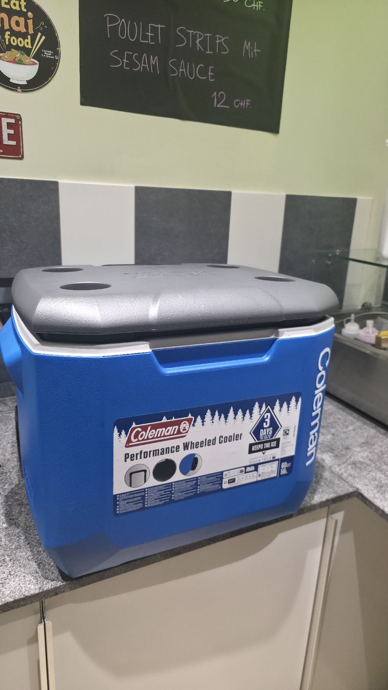 Altro in Decorazioni & Accessori: Coleman Performance Wheeled Cooler blue new condition – Nuovo e nell'imballaggio originale da Zürich venduto da abl_w5vc