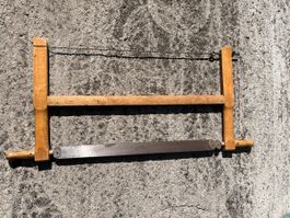 Alte Spannsäge aus Holz mit Sägeblatt gebrauchter Zustand