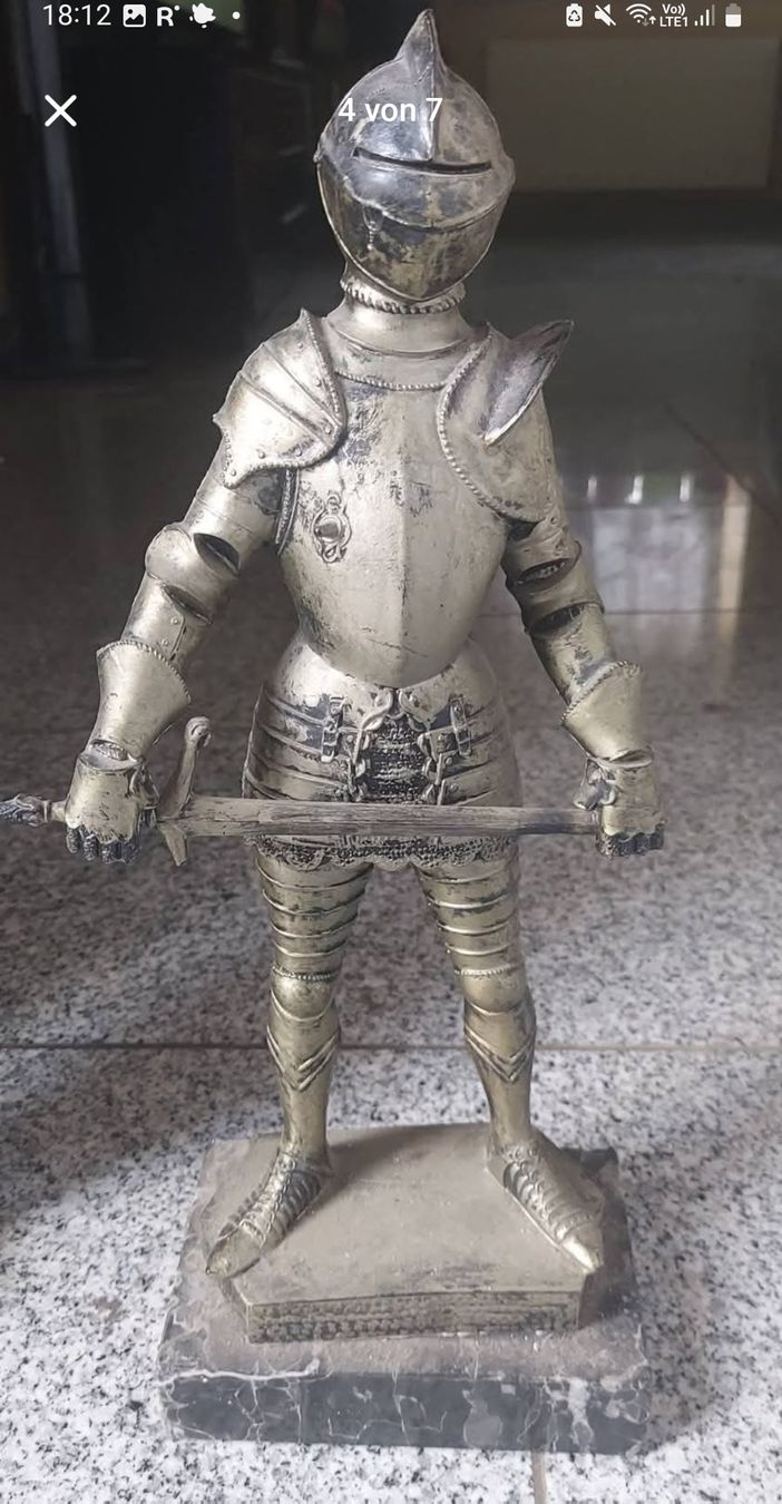 Statuette: Ritterfigur aus Metall mit Marmorsockel – Usato da Liestal venduto da swary007