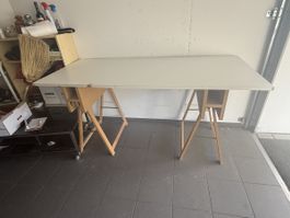 Tisch auf Böcken