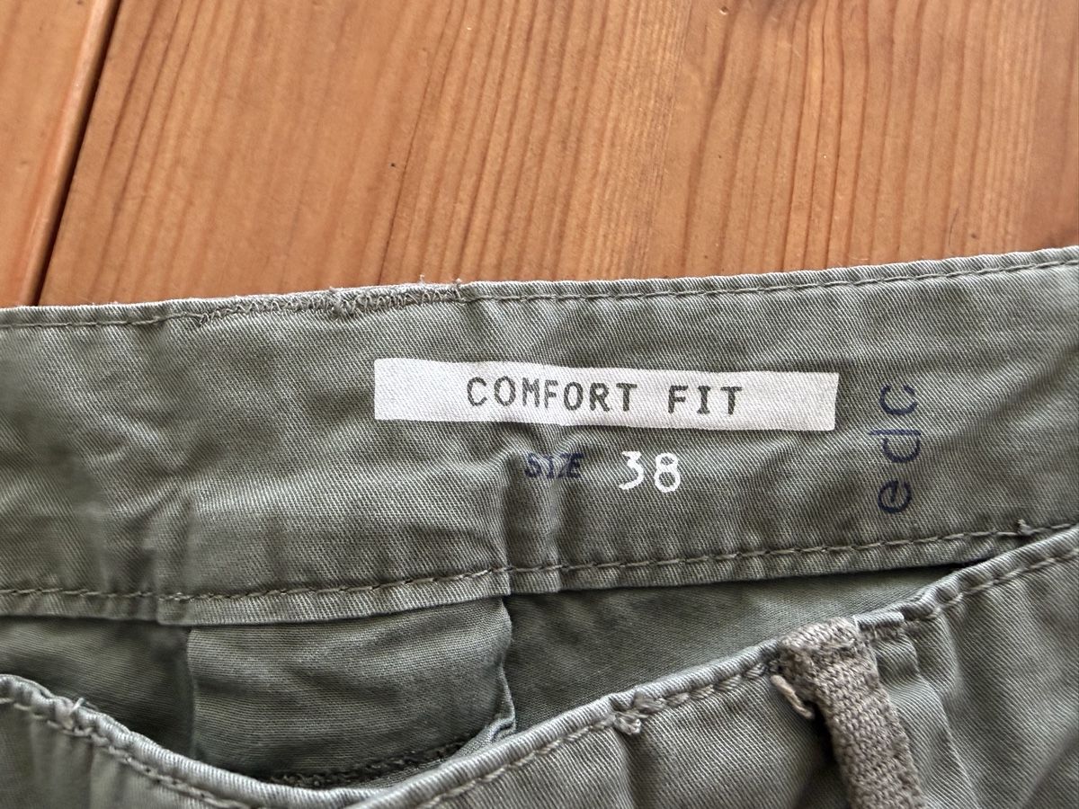 Esprit Pantaloni: EDC Damen Shorts Khaki Grösse 38  – Usato da Aarberg venduto da Kiralina81 2