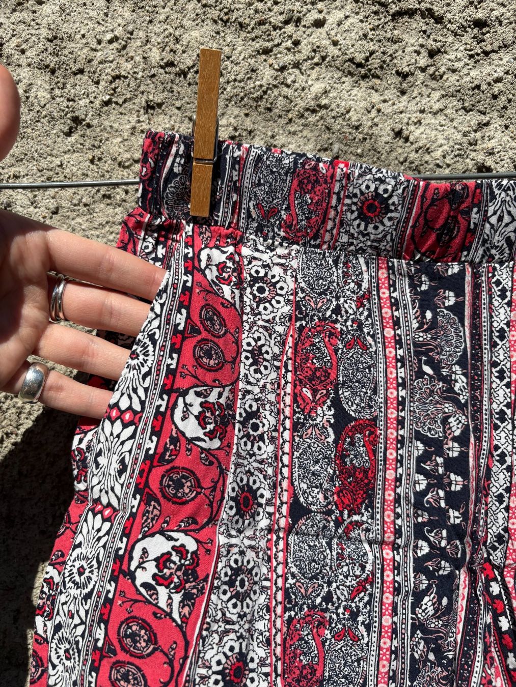 Hosen: Luftige gemusterte Boho Shorts rot schwarz weiss – Gebraucht aus Wittnau von cel_j8w9 1
