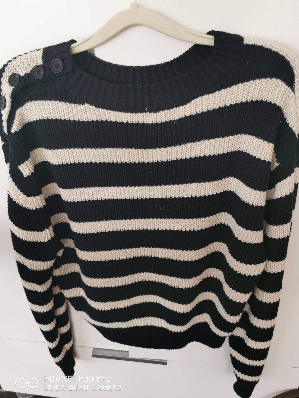 H&M Maglioni & Felpe: Gestreifter Pullover, Gr M, schwarz/offwhite, NEUWERTIG – Nuovo (secondo la descrizione) da Erlenbach ZH venduto da alisamilana 1