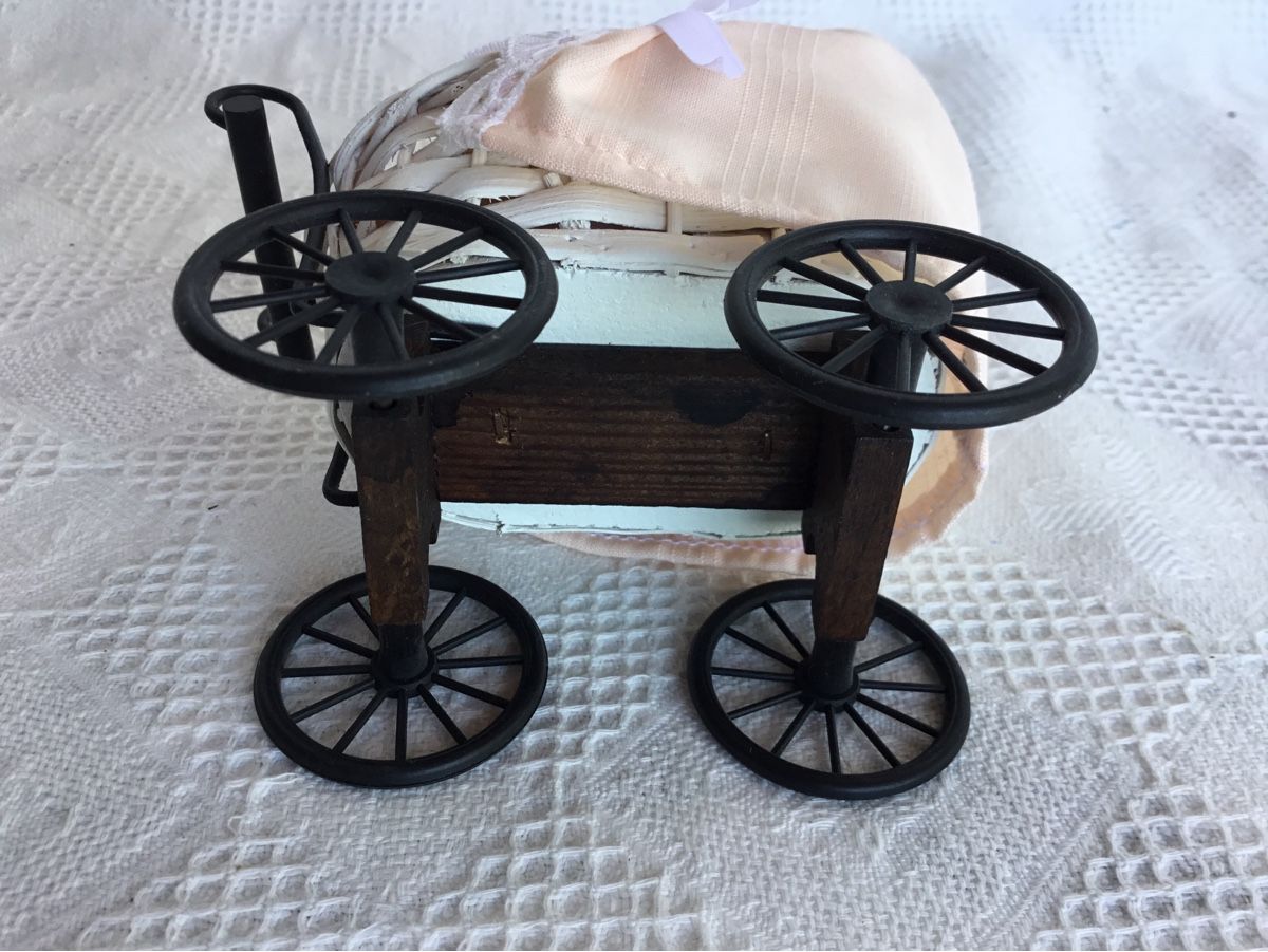 Carrozzine per bambole: Älterer Puppenwagen – Usato da St. Gallen venduto da chamilla 1