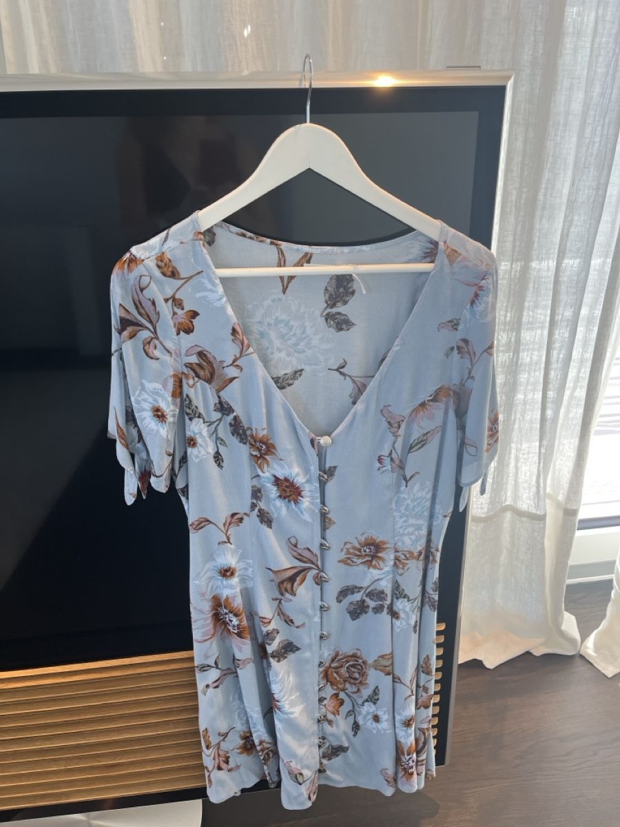 Kleider & Röcke: Light blue dress with flowers pattern  – Gebraucht aus Rüschlikon von ant_5v7g