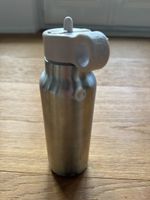 Trinkflasche aus Metall mit Strohhalmdeckel thermo
